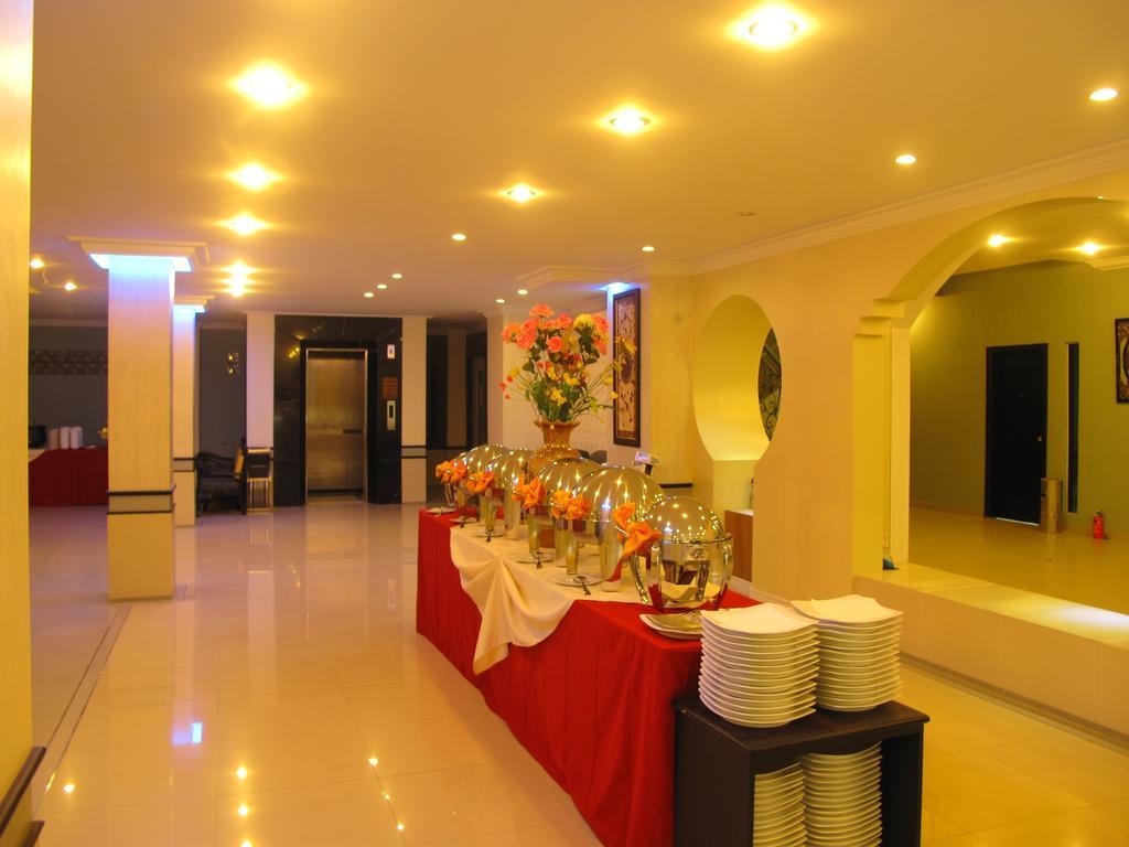 Gaja Hotel Pekanbaru Exterior foto
